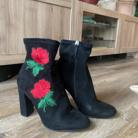 Steve Madden Edition Rose Embroidered Boot Black Suede Ankle Booties - Picture 3 of 5